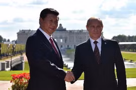 Tổng thống Nga Putin và Chủ tịch Trung Quốc Tập Cận Bình trước khi tham gia hội nghị. (Ảnh: Duy Trinh/TTXVN)