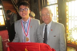 Phạm Đăng Huy với tấm huy chương vàng Olympic hóa quốc tế.