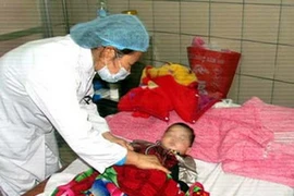 Trẻ bị ngộ độc chì do thuốc cam được điều trị tại Trung tâm Chống độc, Bệnh viện Bạch Mai. (Nguồn: baomoi.com)