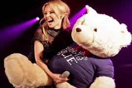 Bức ảnh Kylie Minogue ôm một chú gấu bông “bự” đã bị cấm đăng tải. (Nguồn: Internet) 