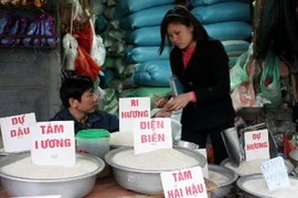 Mua bán lương thực, thực phẩm tại Hà Nội. (Ảnh: Trần Việt/TTXVN)