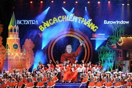 Tốp ca biểu diễn bài hát "Kachiusa". (Ảnh: Minh Đức/TTXVN)