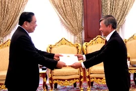 Đại sứ Nguyễn Mạnh Hùng trình Quốc thư lên Chủ tịch Chummaly Sayasone. (Ảnh: Hoàng Chương/Vietnam+)
