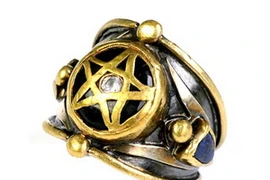 Chiếc nhẫn "Ring of Power". (Nguồn: infobeatlesjpgr.blogspot.com)