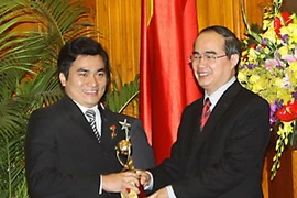 Phó Thủ tướng Nguyễn Thiện Nhân trao giải Quả cầu vàng cho kỹ sư Nguyễn Đồng Long, Phó Giám đốc VNPT Hưng Yên. (Ảnh: Thái Bình/TTXVN)