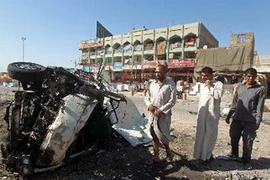 Hiện trường vụ đánh bom xe ở Baghda. (Ảnh: AFP/TTXVN)