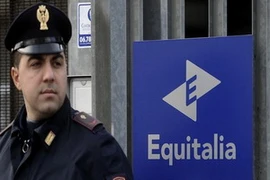 Cảnh sát đứng gác bên ngoài trụ sở Equitalia tại Rome. (Nguồn: Getty)