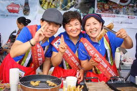 Lễ hội năm nay còn có sự tham gia của các nghệ sĩ nổi tiếng Hàn Quốc và Việt Nam. (Ảnh: Minh Sơn/Vietnam+)
