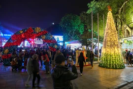 Lễ hội Balade en France diễn ra từ ngày 14 - 16/12 tại Tượng đài Lý Thái Tổ (Hà Nội) sẽ mang đến không gian Paris đầy hoa lệ và náo nhiệt, giúp du khách trải nghiệm văn hóa nước Pháp ngay giữa lòng Hà Nội. (Ảnh: Minh Sơn/Vietnam+)