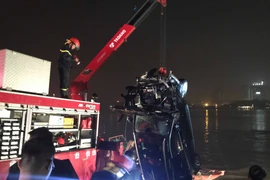 [Video] Trục vớt xe ôtô lao ra khỏi cầu Chương Dương