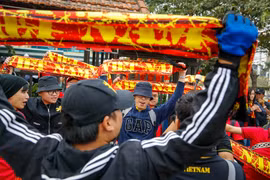 Trưa 15/12, hàng ngàn cổ động viên đã tập trung trước cổng sân vận động Mỹ Đình trước thềm trận chung kết Việt Nam - Malaysia. (Ảnh: Minh Sơn/Vietnam+)
