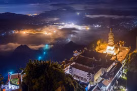 Ánh sáng đèn điện, dấu hiệu vĩnh cửu của văn minh thắp sáng trên đỉnh Fansipan (Ảnh: PV/Vietnam+) 