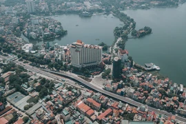 Dự án cầu vượt An Dương - Thanh Niên với mức đầu tư hơn 300 tỷ đồng ở Hà Nội đang hoàn tất công đoạn cuối chuẩn bị khánh thành sau 1 năm thi công. (Ảnh: Minh Sơn/Vietnam+)