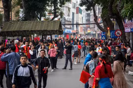 Gần 1.000 người đã được huy động để kiểm soát an ninh trước khu vực sân vận động Hàng Đẫy (Hà Nội) trước giờ bóng lăn ở trận Việt Nam - Campuchia. (Ảnh: Minh Sơn/Vietnam+)