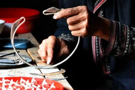 Chế tác sản phẩm mỹ nghệ (Ảnh: Thanh Hà/TTXVN).