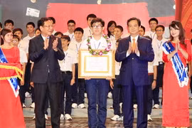 Thủ tướng trao tặng Huân chương Lao động hạng Ba cho học sinh Ngô Phi Long. (Ảnh: Đức Tám/TTXVN)