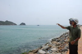 Cửa biển Tam Quan bị bồi lấp làm cho tàu cá rất khó ra vào. (Ảnh: Báo Bình Định)