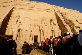 Khách du lịch thăm kim tự tháp ở Ai Cập. (Nguồn: Reuters)