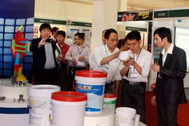 Khách tham quan hội chợ. (Ảnh: Quang Quyết/TTXVN)