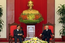 Tổng Bí thư Nguyễn Phú Trọng tiếp ông Somsavat Lengsavad. (Ảnh: Trọng Đức/TTXVN)