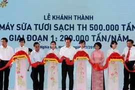 Hai Thủ tướng và các đại biểu cắt băng khánh thành nhà máy. (Ảnh: Đức Tám/TTXVN)