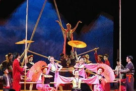 Điệu múa sạp của dân tộc Thái. (Ảnh: Minh Đức/TTXVN)