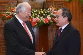 Phó Thủ tướng Nguyễn Thiện Nhân tiếp giáo sư Heinz Boyer. (Ảnh: Phương Hoa/TTXVN)