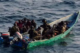 Cướp biển Somalia bị bắt giữ. (Nguồn: boston.com)