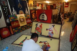 Các mặt hàng mỹ nghệ và gỗ lưu niệm được sản xuất và bày bán tại Chiang Mai, Thái Lan. (Ảnh: Ngọc Tiến/Vietnam+)