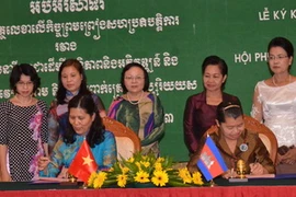 Bà Nguyễn Thị Thanh Hòa và bà Men Som Ol ký thỏa thuận hợp tác. (Ảnh: Trần Chí Hùng/Vietnam+)