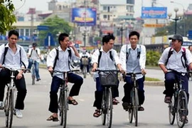 Học sinh đi dàn hàng năm. (Nguồn: VNE)