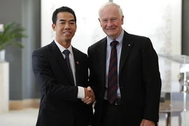 Toàn quyền David Lloyd Johnston và Đại sứ Tô Anh Dũng. (Ảnh: TTXVN)