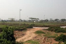 Một khu đất bị bỏ hoang vì dự án "treo". (Ảnh: Tuấn Anh/TTXVN)