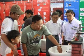 Khách tham quan triển lãm. (Ảnh: Duy Khương/TTXVN)