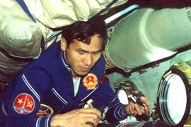 Nhà du hành Phạm Tuân trên con tàu vũ trụ Liên hợp-37. (Ảnh: Báo ảnh Việt Nam).