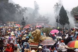 Du khách đi hội chùa Hương. (Ảnh: Thanh Tùng/TTXVN)