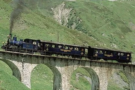 Đầu máy hơi nước của Việt Nam tại đèo Furka. (Ảnh: DFB).
