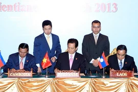 Thủ tướng Nguyễn Tấn Dũng, Thủ tướng Campuchia Hun Sen, Thủ tướng Lào Thongsing Thammavong ký tuyên bố chung. (Ảnh: Đức Tám/TTXVN)