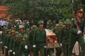 Lễ truy điệu an táng hài cốt liệt sỹ quân tình nguyện Việt Nam hy sinh tại Campuchia. (Nguồn: Vietnam+)