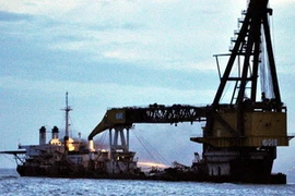 Tàu cẩu bị mắc cạn bất ngờ bốc cháy tại Vũng Tàu