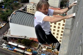 "Người nhện" Pháp Alain Robert leo lên khách sạn Havana Libre. (Nguồn: Guardian)