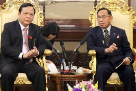 Chủ tịch Thượng viện Malaysia Abu Zahar UJang tiếp Phó Chủ tịch Quốc hội Huỳnh Ngọc Sơn. (Ảnh: Kim Dung-Chí Giáp/Vietnam+)