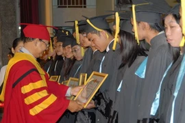 Phó Hiệu trưởng Trường đại học Cần Thơ trao giấy khen cho các sinh viên đạt danh hiệu xuất sắc năm học 2008-2009. (Ảnh: Thanh Vũ/TTXVN).