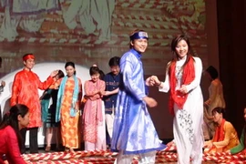 Tiết mục múa sạp do sinh viên Việt Nam và nước ngoài cùng thực hiện. (Ảnh: Thanh Tùng/TTXVN)