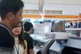 Tham quan triển lãm. (Ảnh: Trần Xuân Tình/Vietnam+)