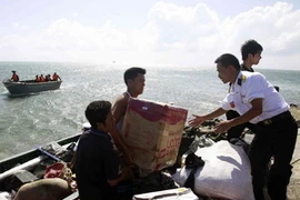 Chuyển hàng, quà tết từ đất liền lên đảo. (Ảnh: Trọng Đạt/TTXVN)