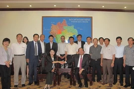 Lãnh đạo UBND tỉnh Hà Nam chụp ảnh lưu niệm với đoàn doanh nghiệp tỉnh Osaka. (Ảnh: Hoàng Nhương/Vietnam+)