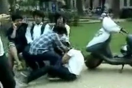 Hình ảnh trong một video clip nữ sinh đánh bạn được tung lên mạng Internet. (Ảnh: Internet).