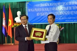 Ủy viên Bộ Chính trị, Bí thư Thành ủy Hà Nội Phạm Quang Nghị tặng quà cho Tổng hội và cộng đồng người Campuchia gốc Việt. (Ảnh: Xuân Khu/Vietnam+)