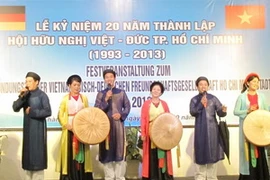 Một tiết mục văn nghệ tại lễ kỷ niệm. (Ảnh: Hoàng Anh Tuấn/Vietnam+)